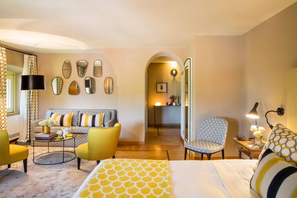 Camera deluxe finemente arredata in hotel di lusso vicino al Lago d’Iseo