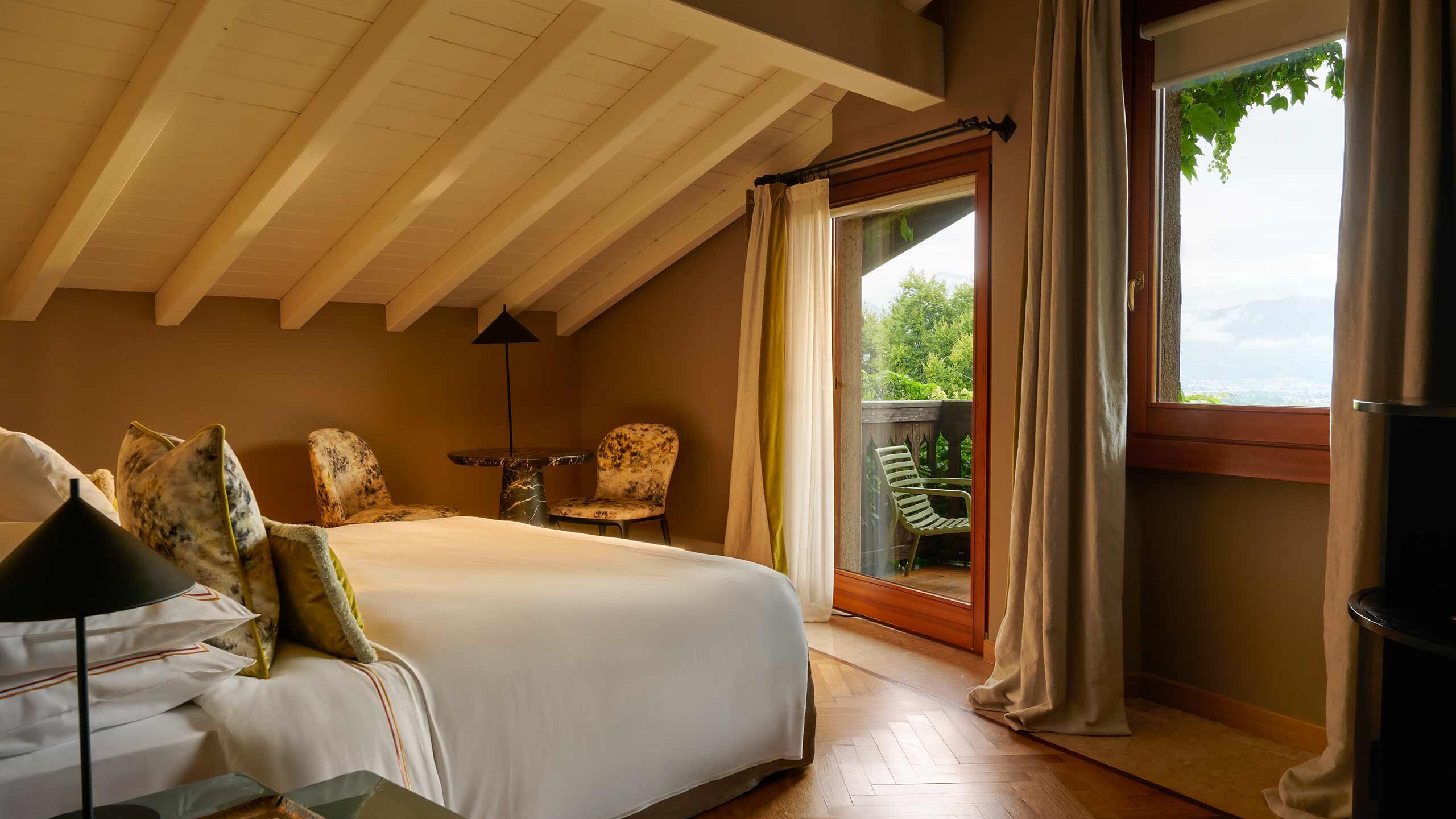 Junior suite with view of the vineyards in our 5-star hotel in Franciacorta