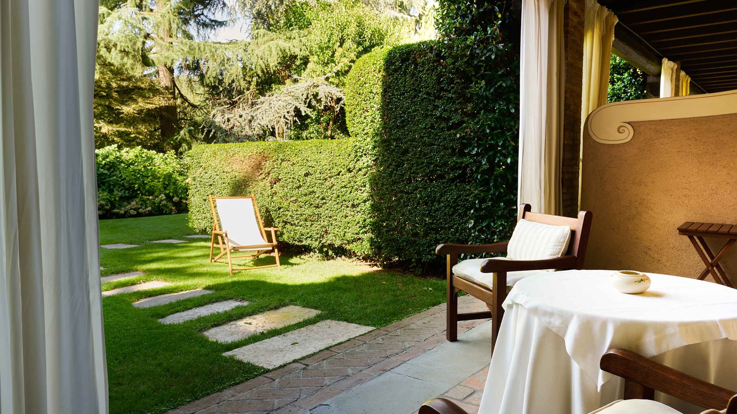 Giardino privato affacciato sui filari in camera deluxe di hotel 5 stelle