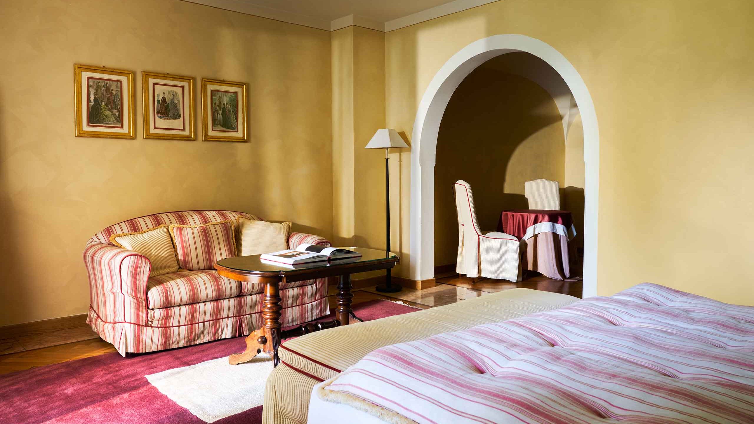 Camera elegante con arredi d’epoca in hotel di lusso vicino al Lago d’Iseo