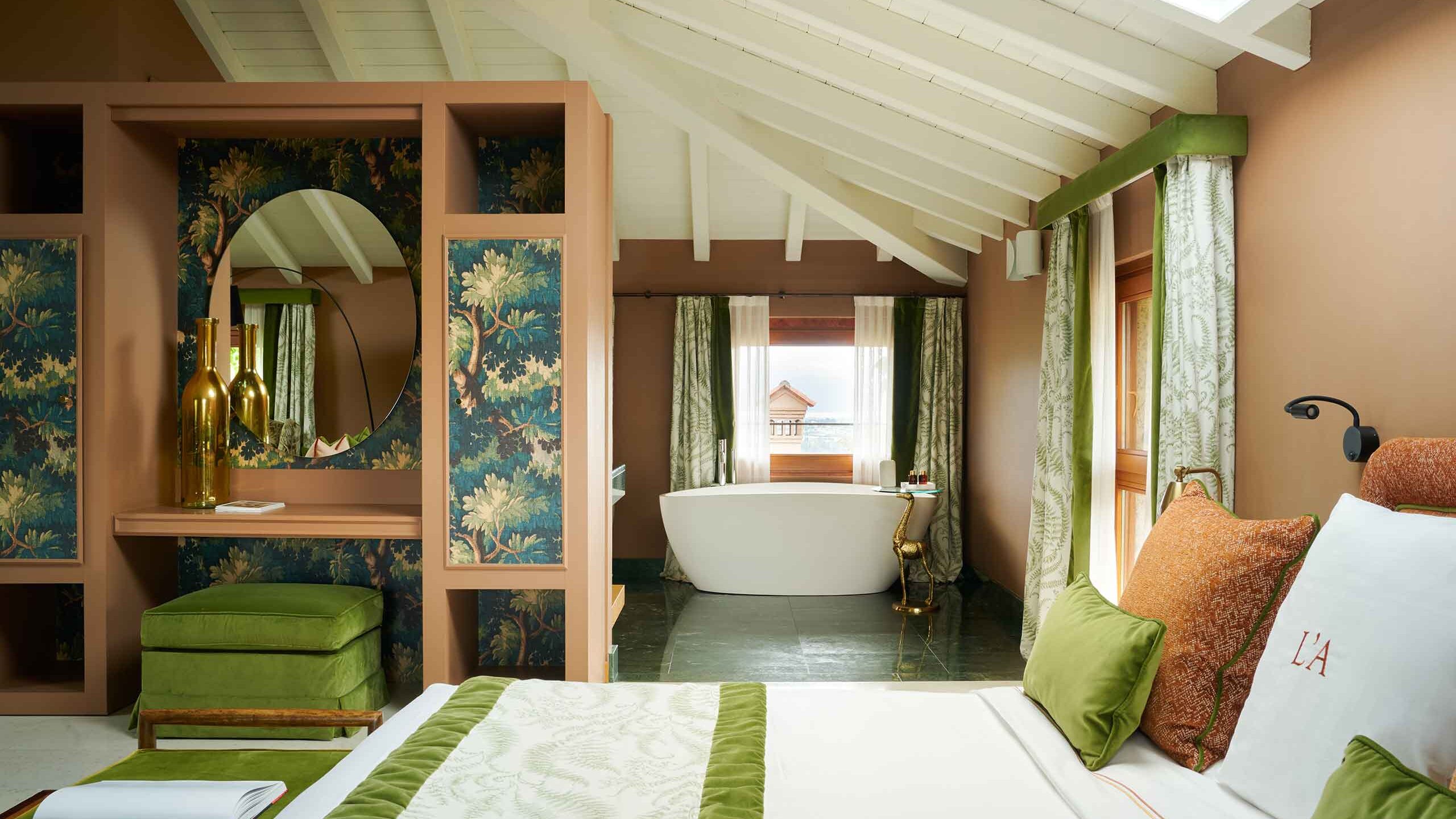 Elegante suite nell'hotel di lusso con vista sui vigneti della Franciacorta