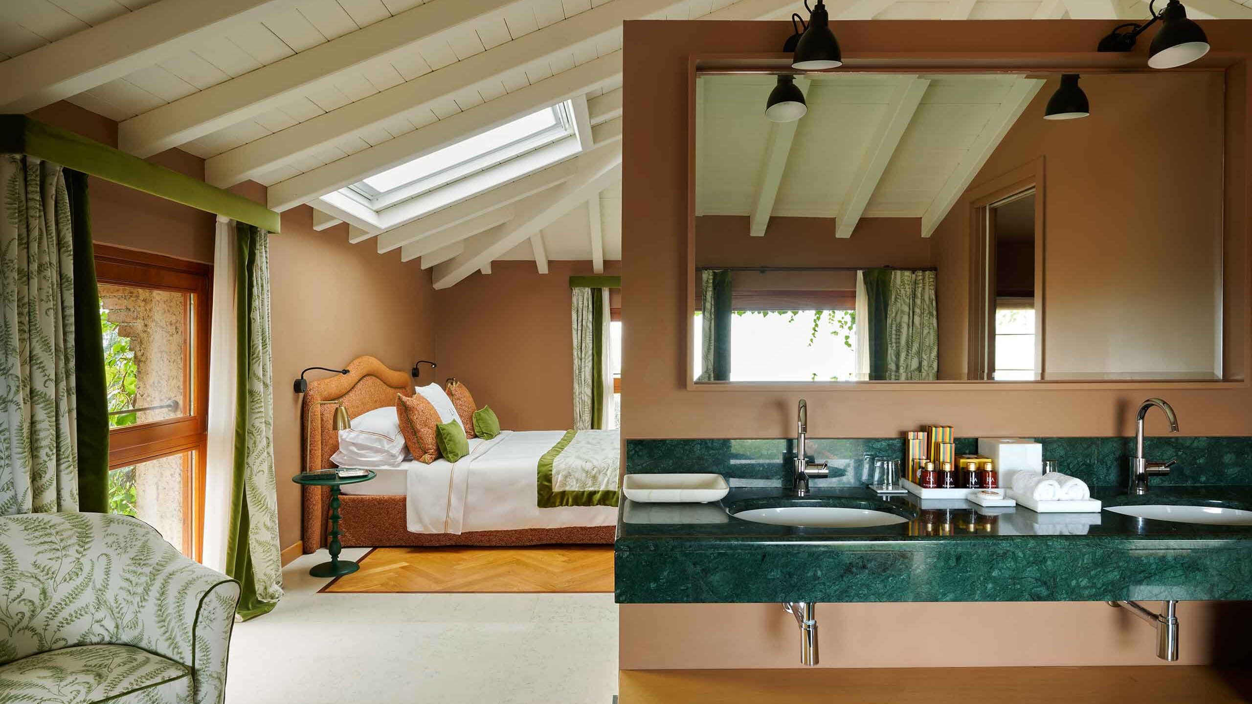 Sala da Bagno in marmo con vasca freestanding in suite panoramica hotel 5 stelle