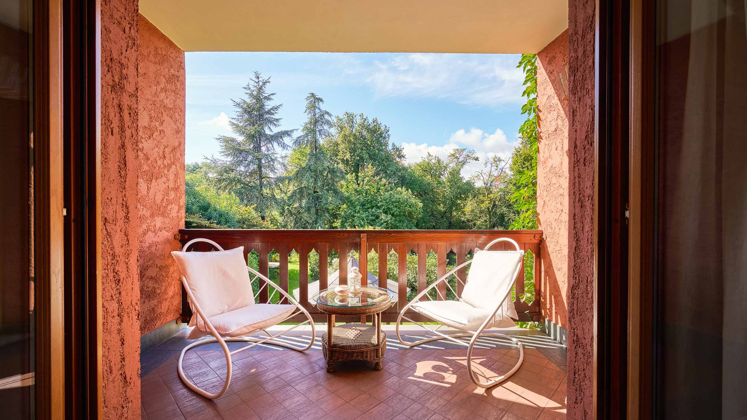 Balcone privato con vista panoramica sui vigneti in camera di lusso