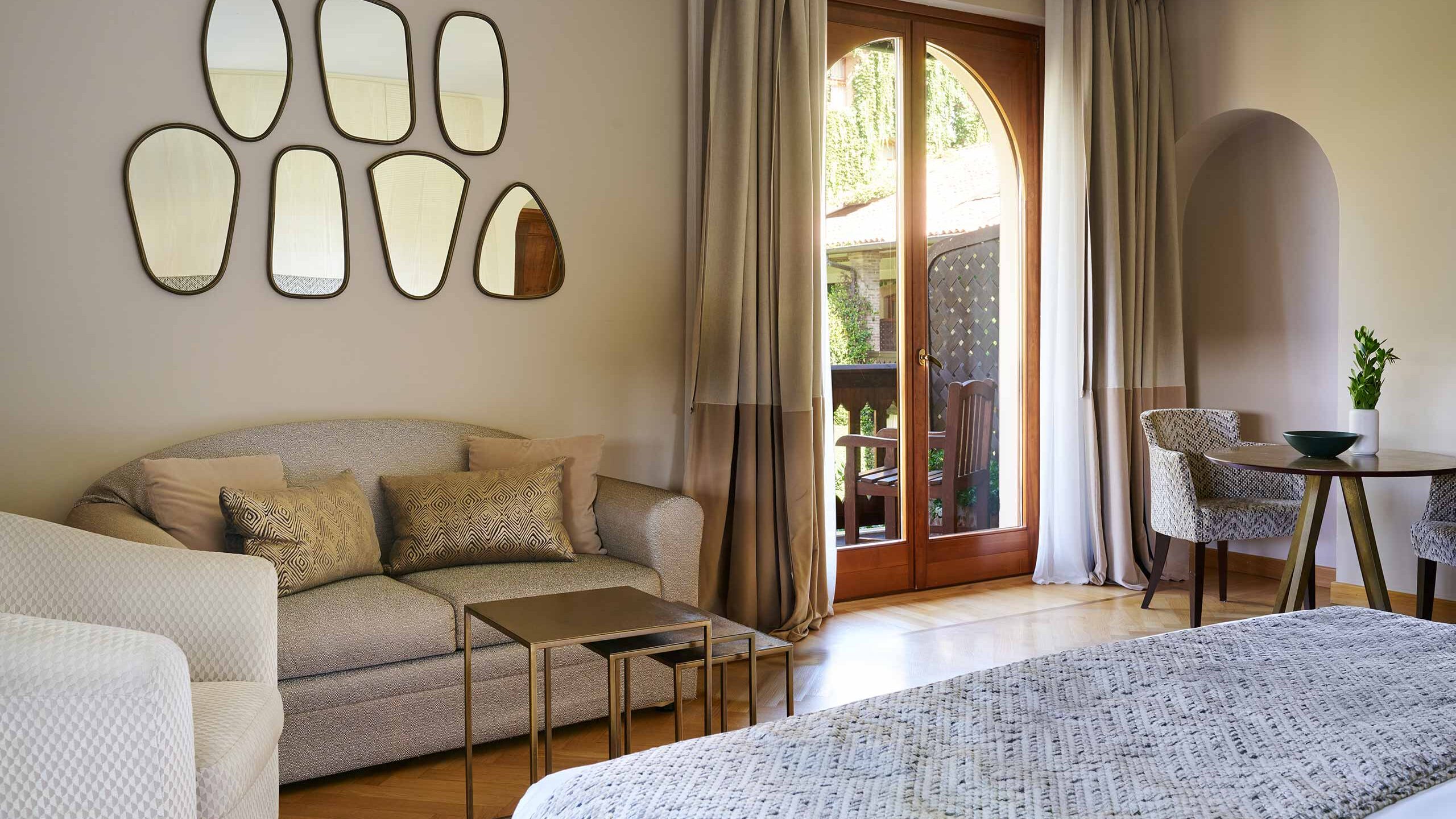 Dettagli eleganti in camera di lusso con terrazza privata