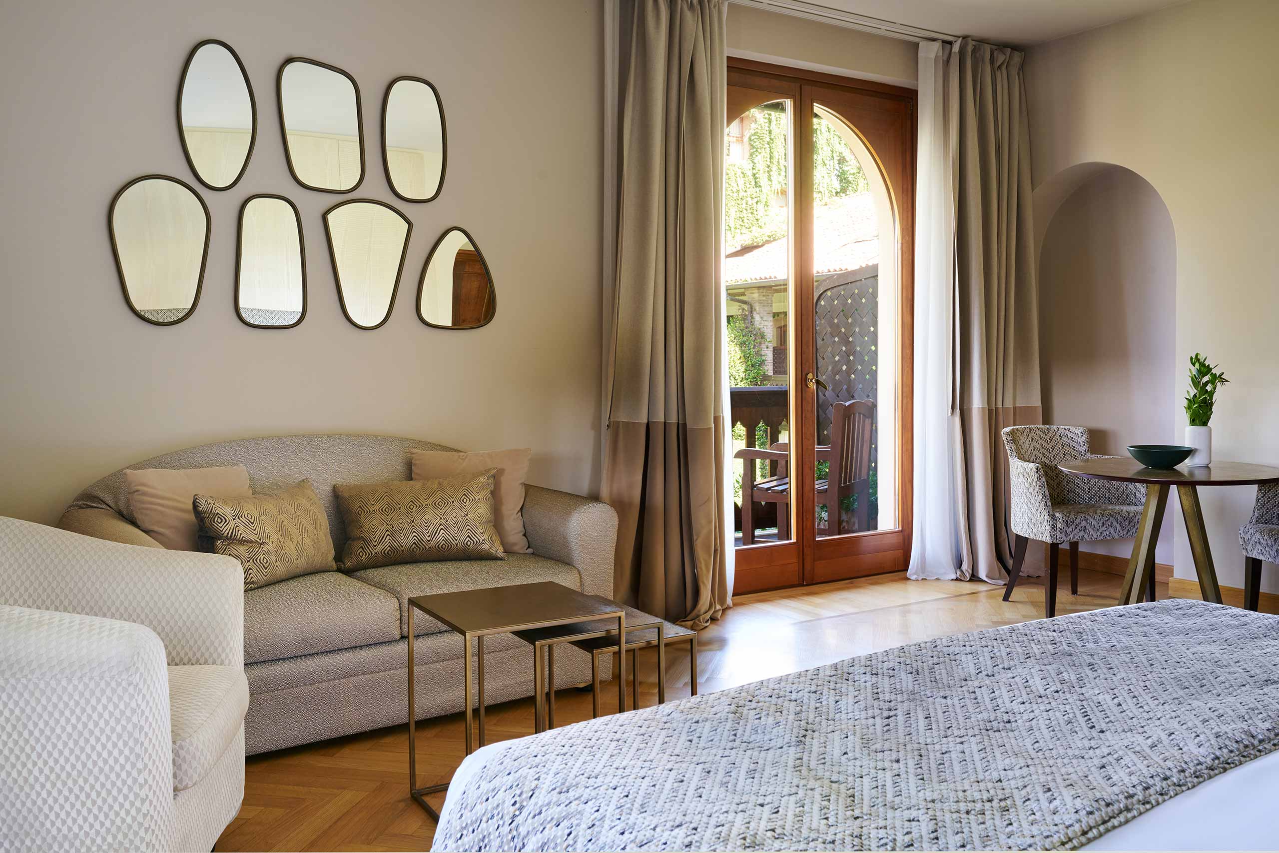 Dettagli eleganti in camera di lusso con terrazza privata