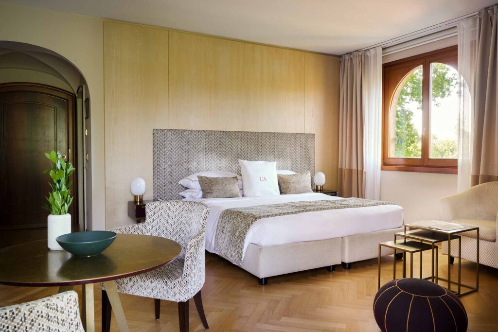 Camera hotel di lusso con balcone e vista vigneti in Franciacorta