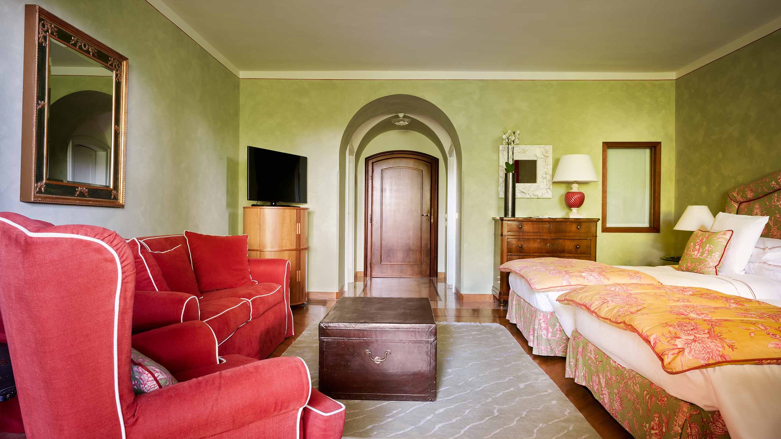 Camera elegante con arredi raffinati in hotel di lusso vicino al Lago d’Iseo